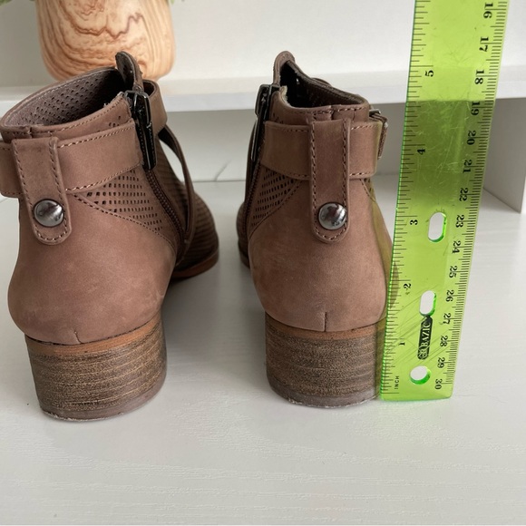 Vince Camuto Women's Casha Perforated Booties Size 8M Leather Tan Stacked Heel - Picture 4 of 10